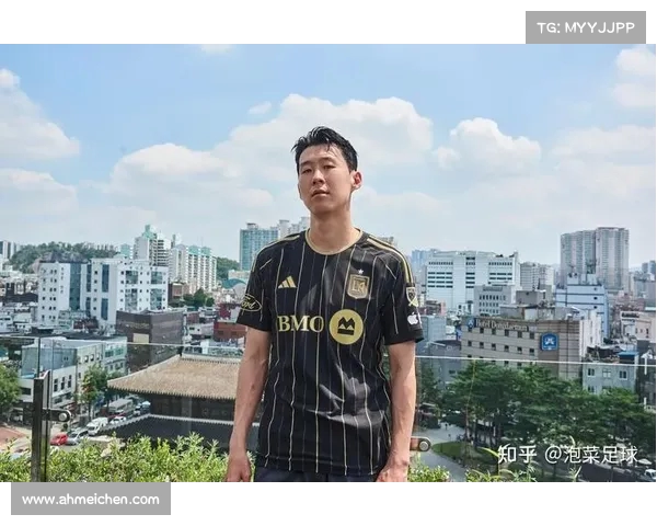 热刺全队抵达韩国 孙兴慜与梁民革手持国旗合影庆祝家乡之行