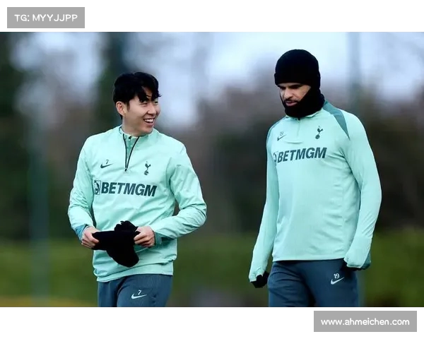 热刺全队抵达韩国 孙兴慜与梁民革手持国旗合影庆祝家乡之行